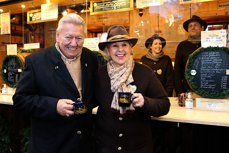 Heinrich und Liselotte Haas sind die Gastgeber ihrer Bio-Glühweinalm 2024 wieder auf dem Marienplatz (©Foto:Martin Schmitz)